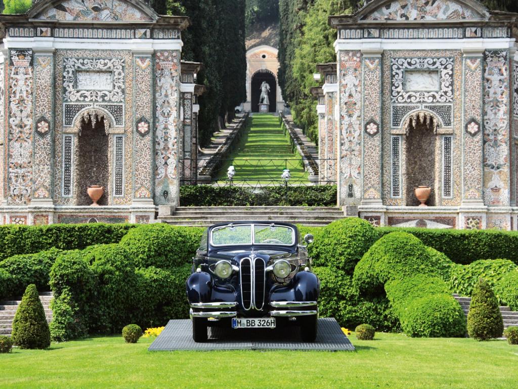 一辆汽车在蒂沃利，意大利花园的背景