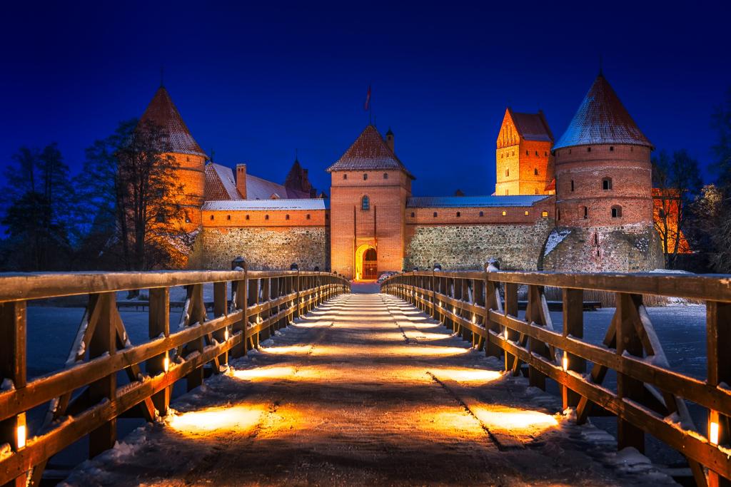 夜灯下的桥梁，立陶宛特拉凯城堡