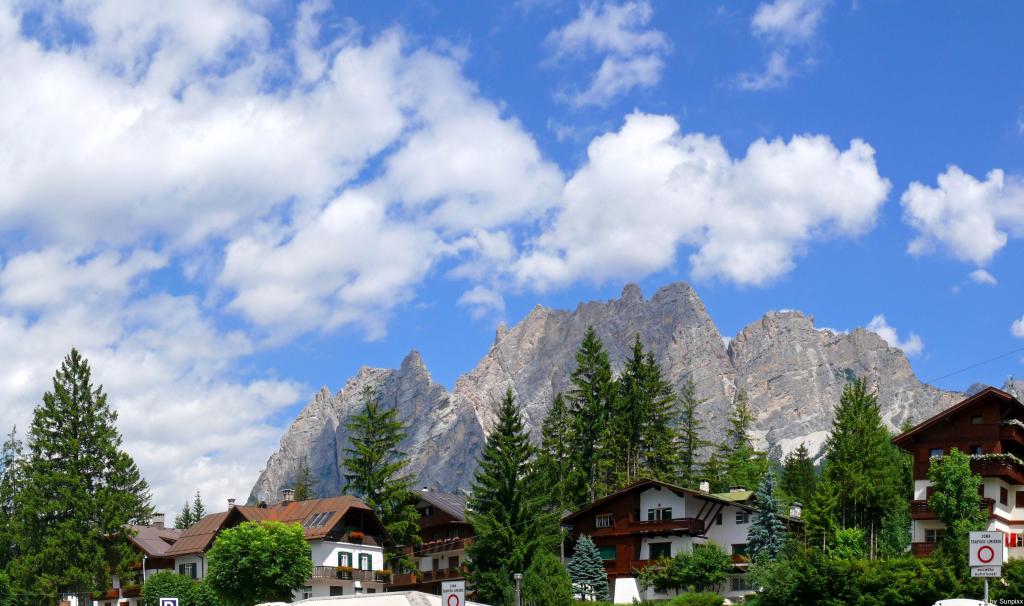 旅馆在山背景在科尔蒂纳丹佩佐，意大利滑雪胜地的