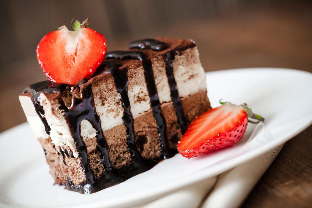 一块巧克力蛋糕与新鲜的草莓