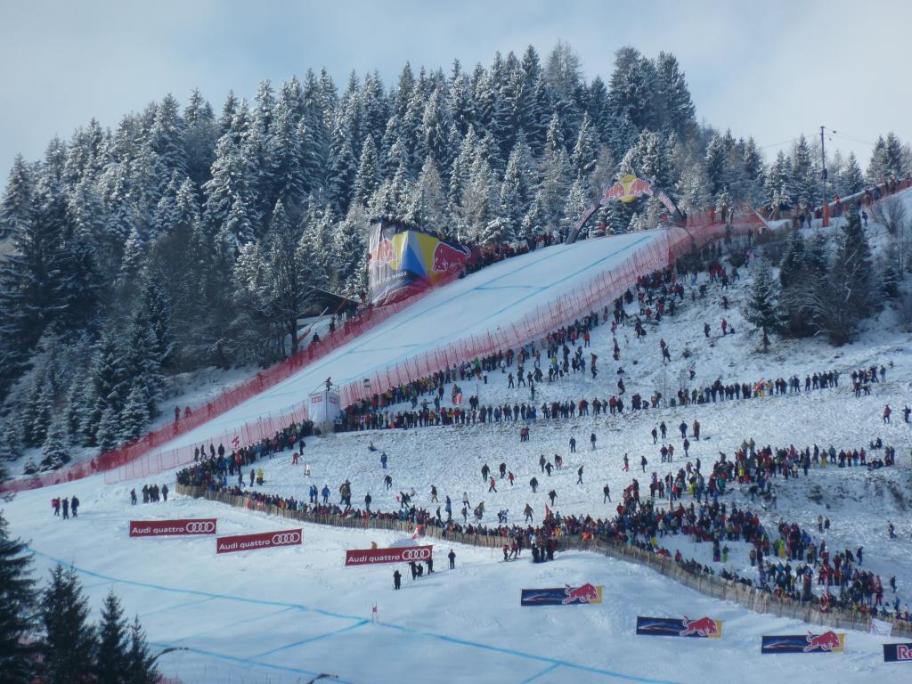 在奥地利基茨比厄尔的滑雪胜地滑雪