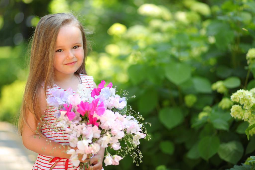 束鲜花在手中的小女孩