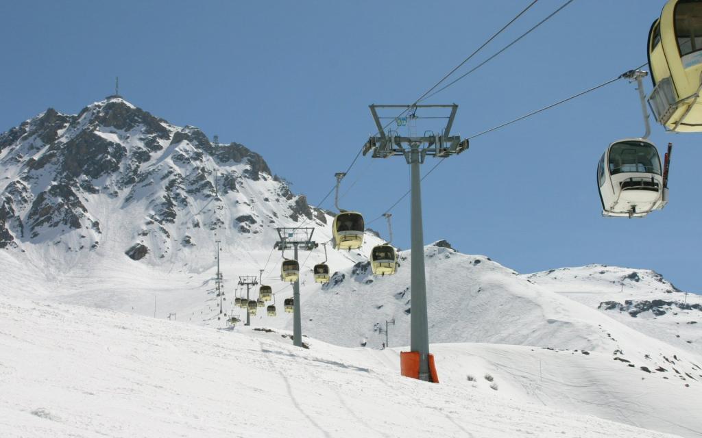 在滑雪胜地梅里贝尔，法国的滑雪缆车