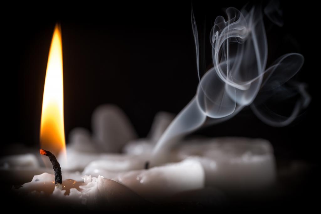 火与黑色背景上的烟雾燃烧蜡烛