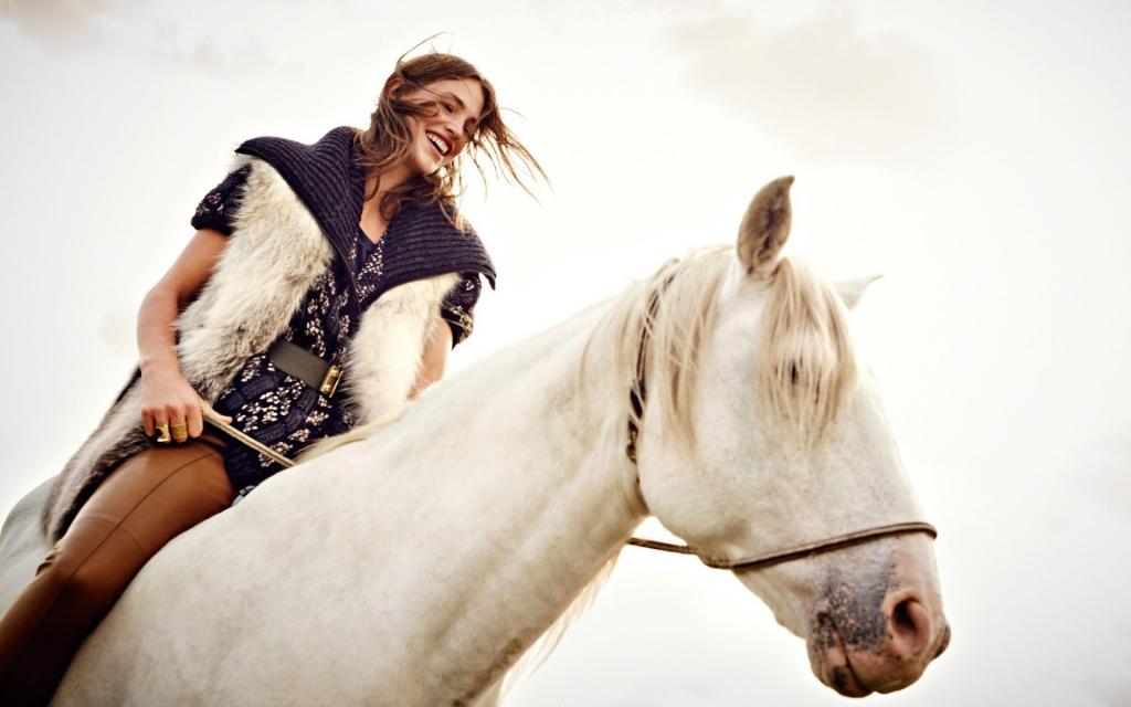 一个骑着白马的女孩