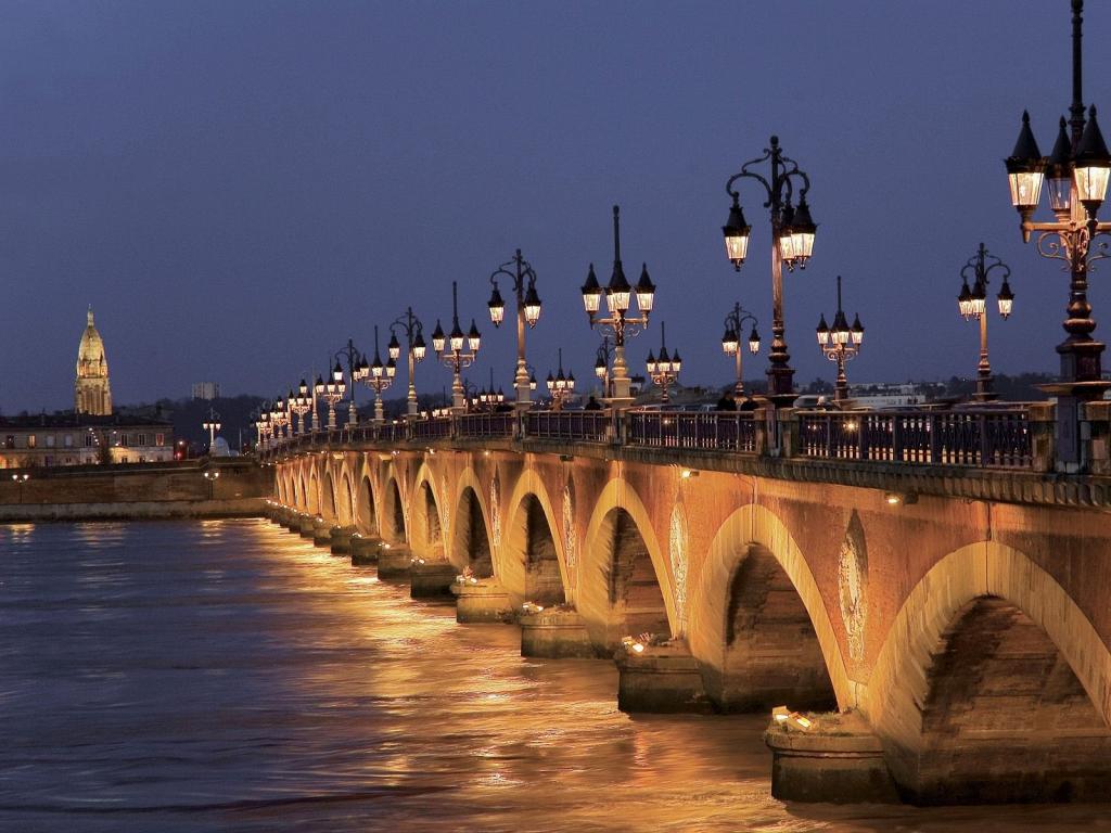 在波尔多，法国的夜桥