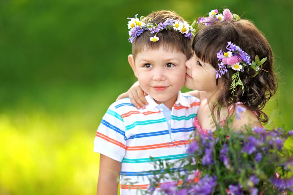 小男孩和女孩与花圈的野花在头上