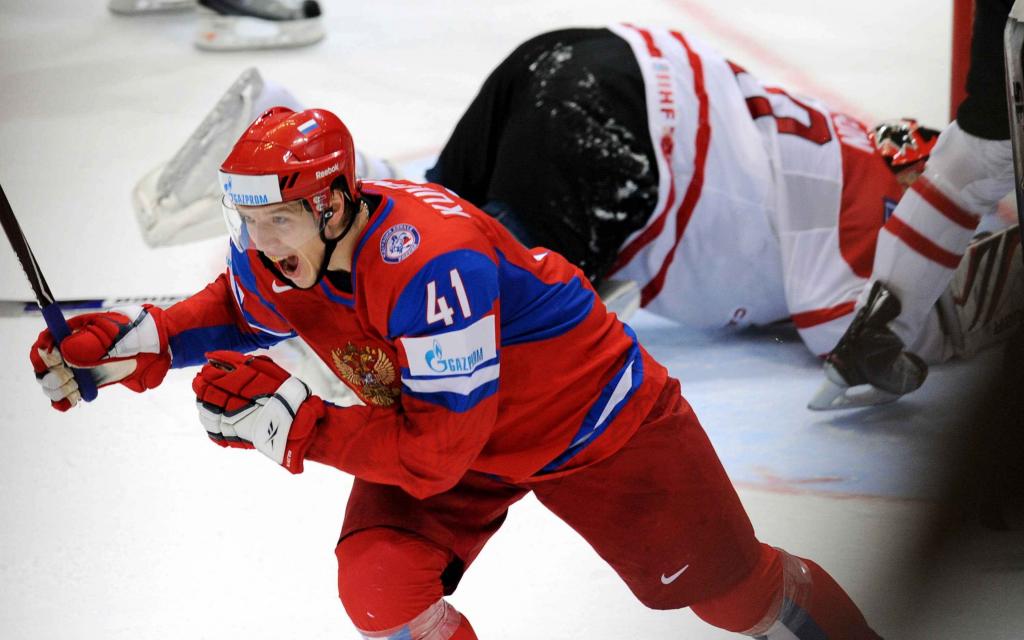 俄罗斯曲棍球运动员在胜利中高兴