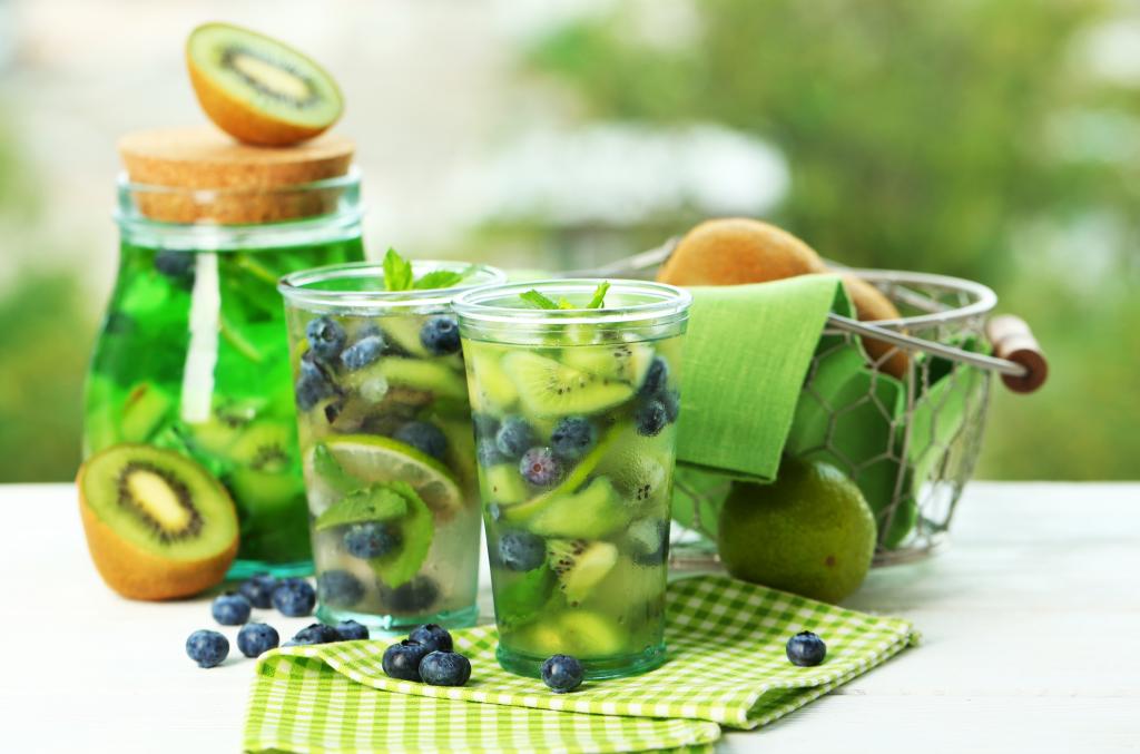 与猕猴桃和蓝莓冷清爽的夏季饮料