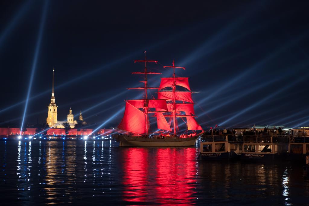 帆船与猩红色的风帆，圣彼得斯堡。