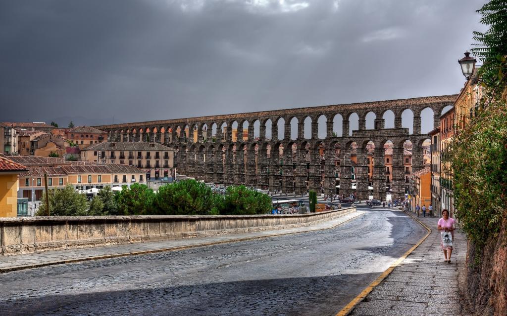 古老的罗马渡槽在意大利的城市