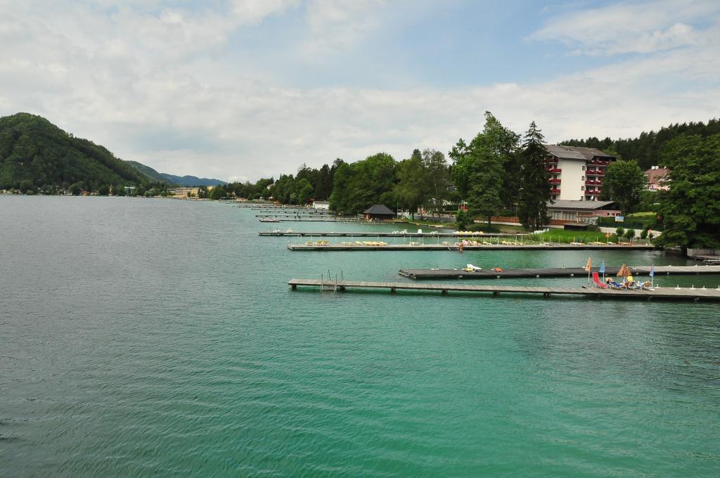 在湖Klopeiner绿色水看到，奥地利