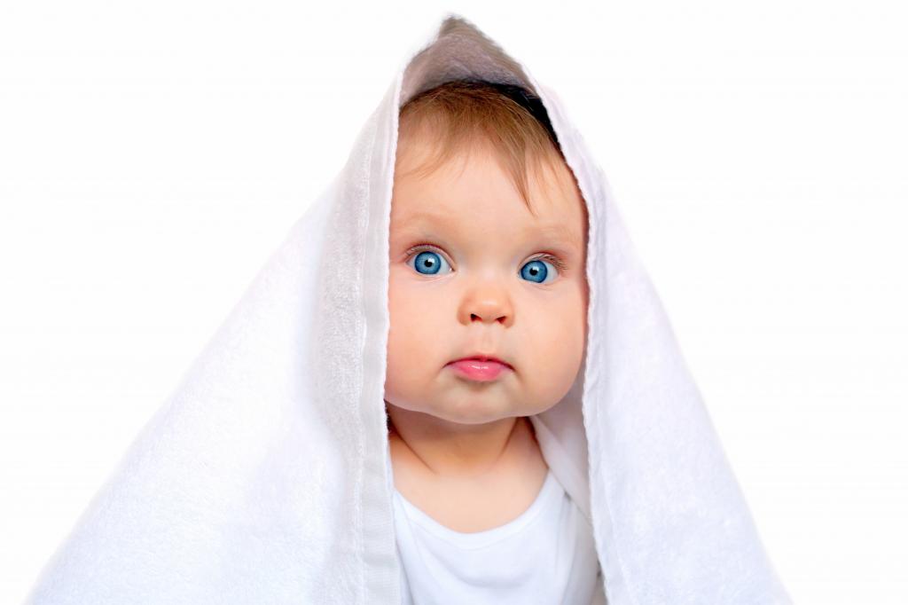 可爱的蓝眼睛的孩子，用一条白毛巾