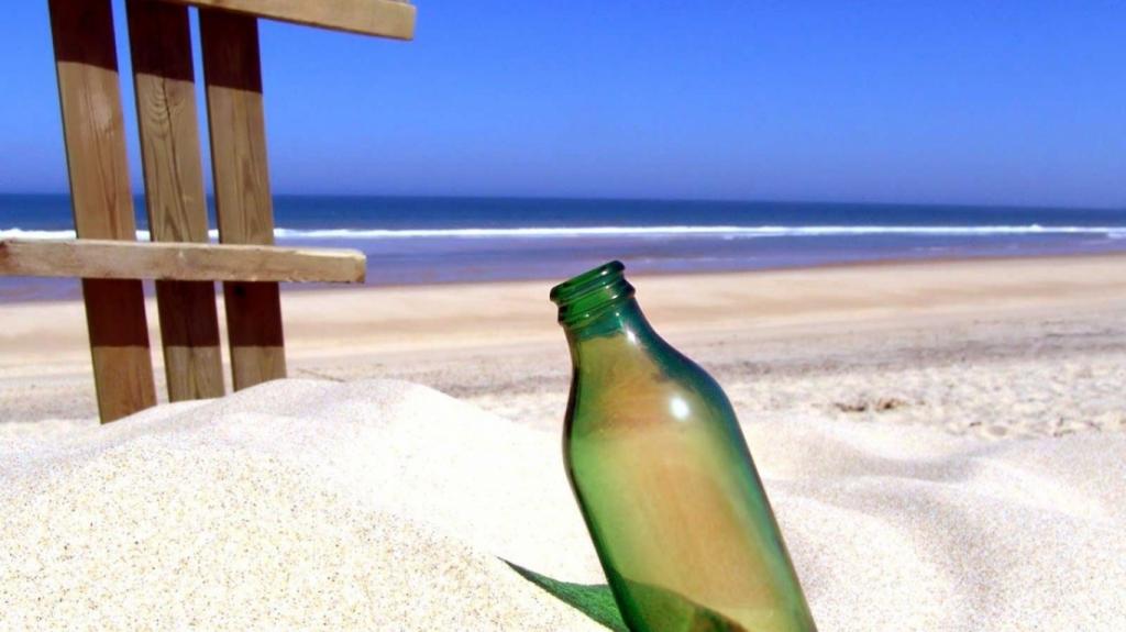 瓶在沙滩上