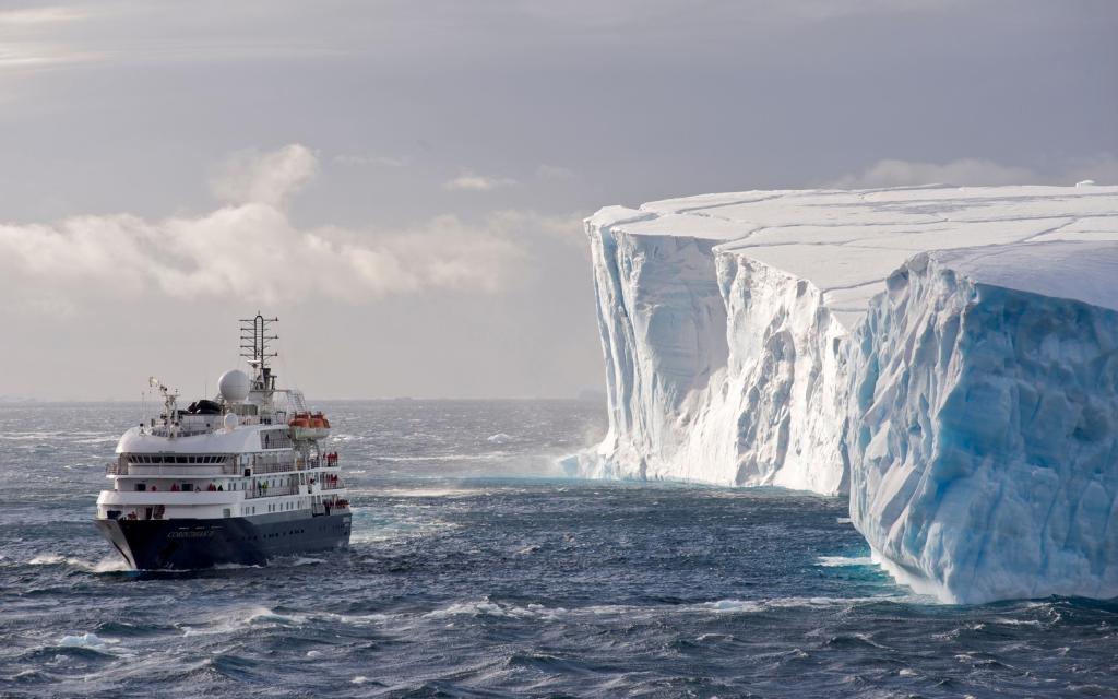 科学船在冰盖的边缘