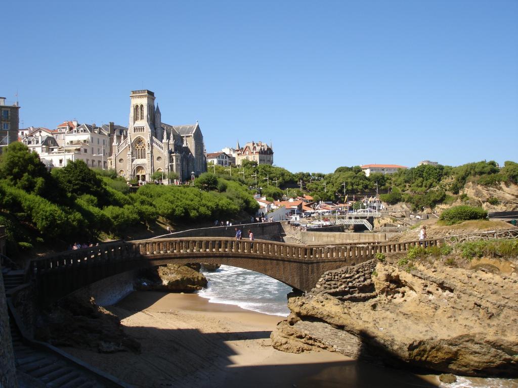 在江边的桥梁在比亚利兹，法国