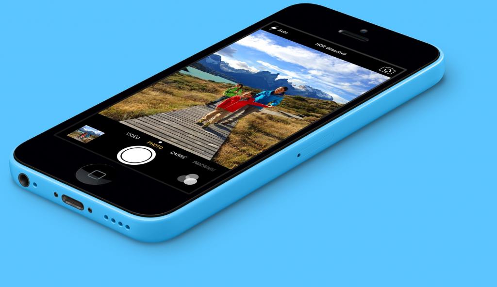 在蓝色背景的蓝色Iphone 5C