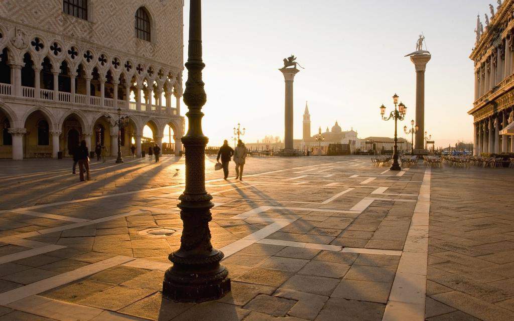在圣马可广场在威尼斯，意大利的日落