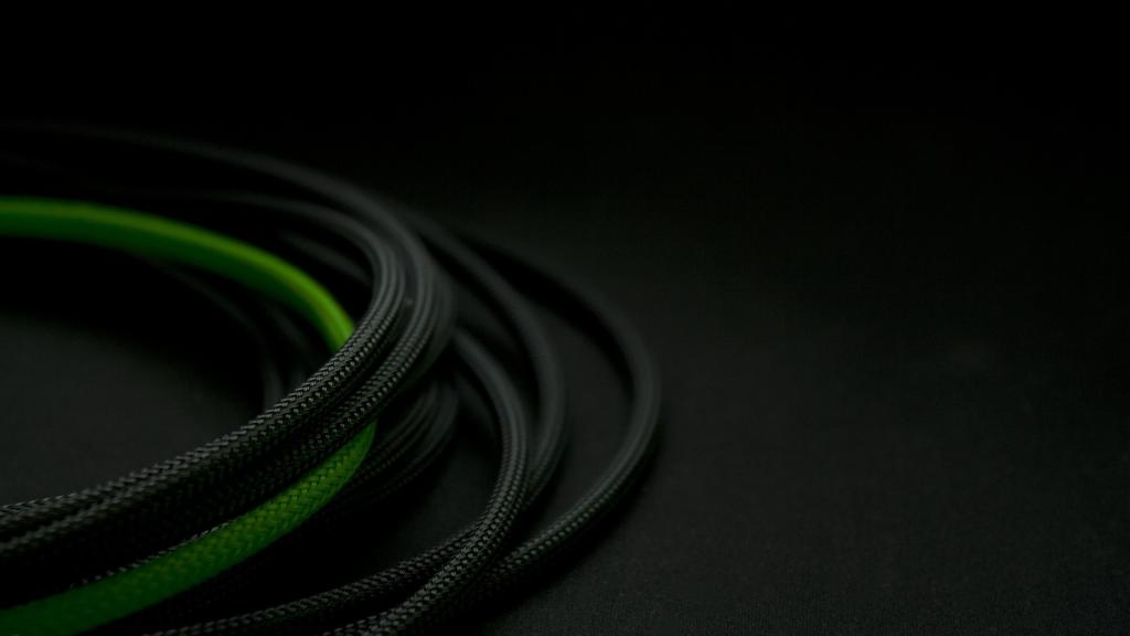 黑色之间的绿色电线