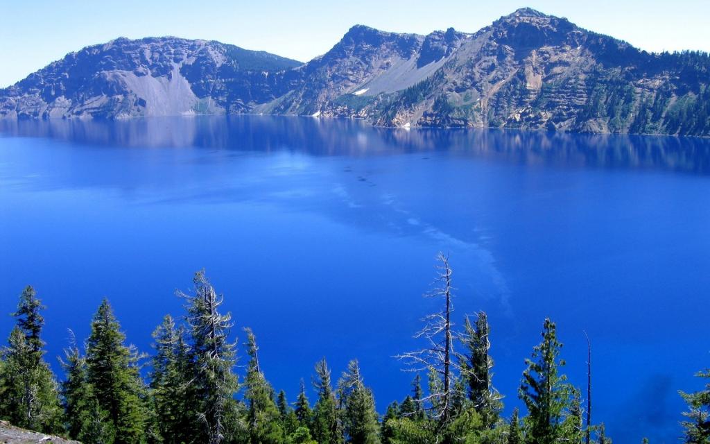 蓝色的山湖