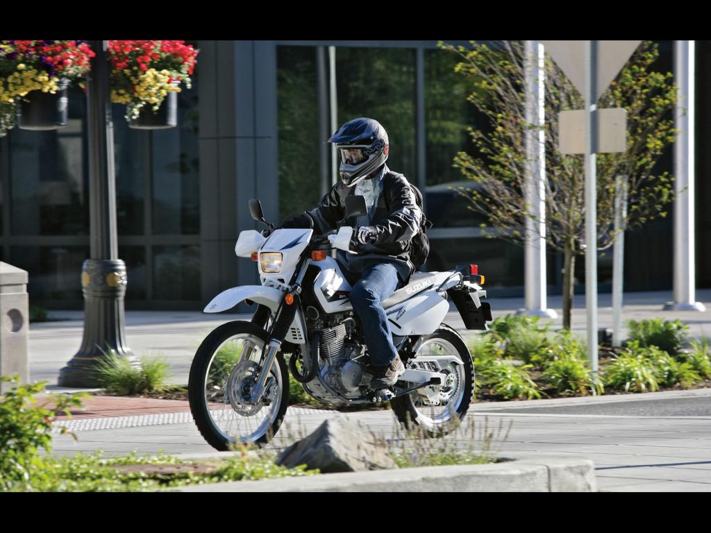 在路上的新摩托车铃木DR 650 SE