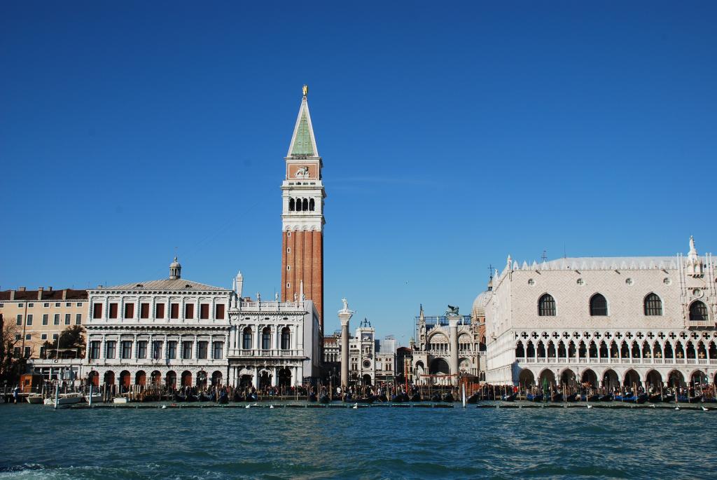 大教堂的钟楼在威尼斯，意大利