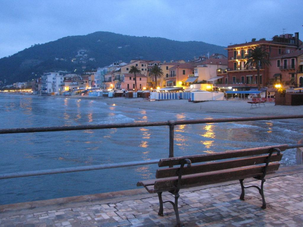 在意大利阿拉西奥度假胜地的海滨长椅上