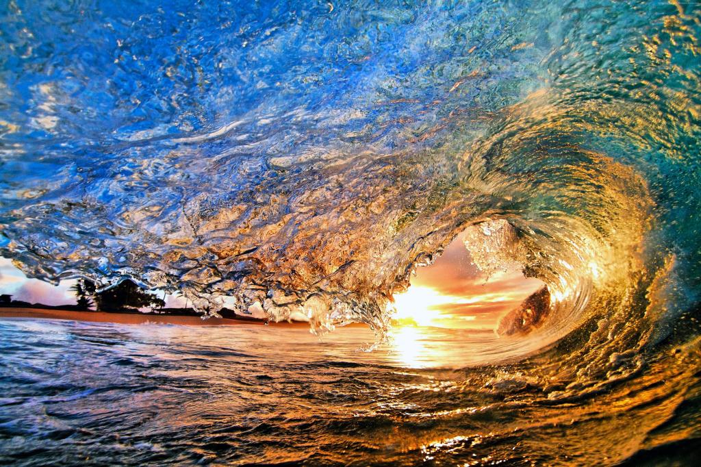 日出时在海洋中的高波