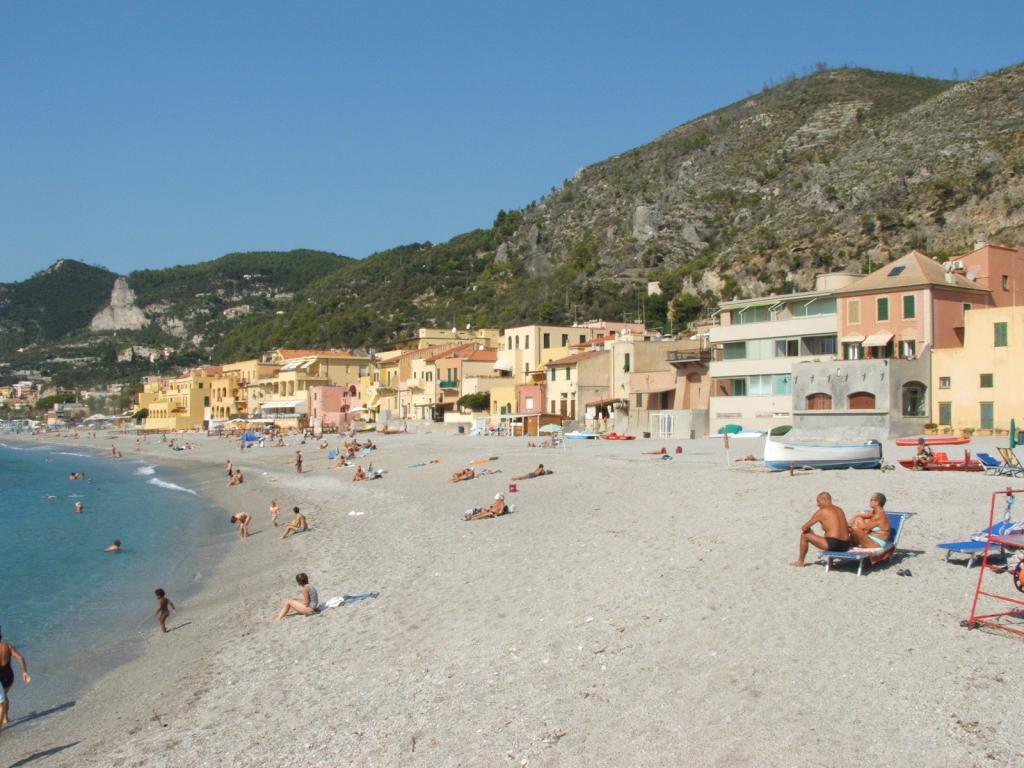 在Finale Ligure，意大利度假胜地的海滩上的暑假