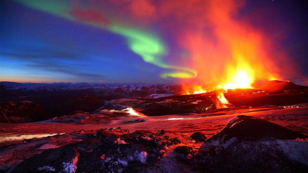 一张照片中的火山喷发和北极光。