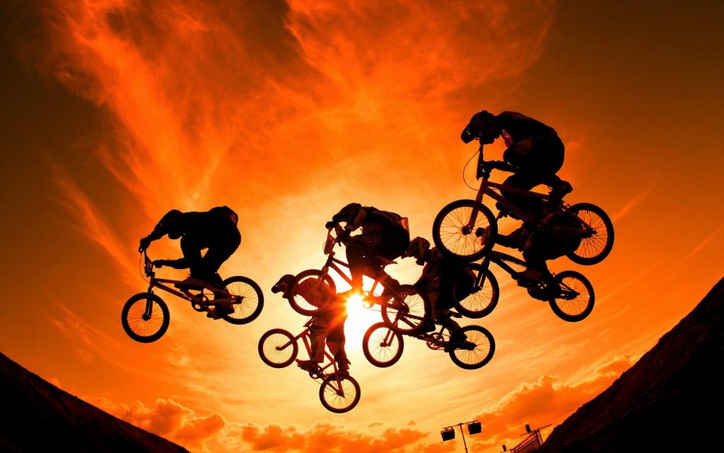 骑自行车的人以太阳为背景