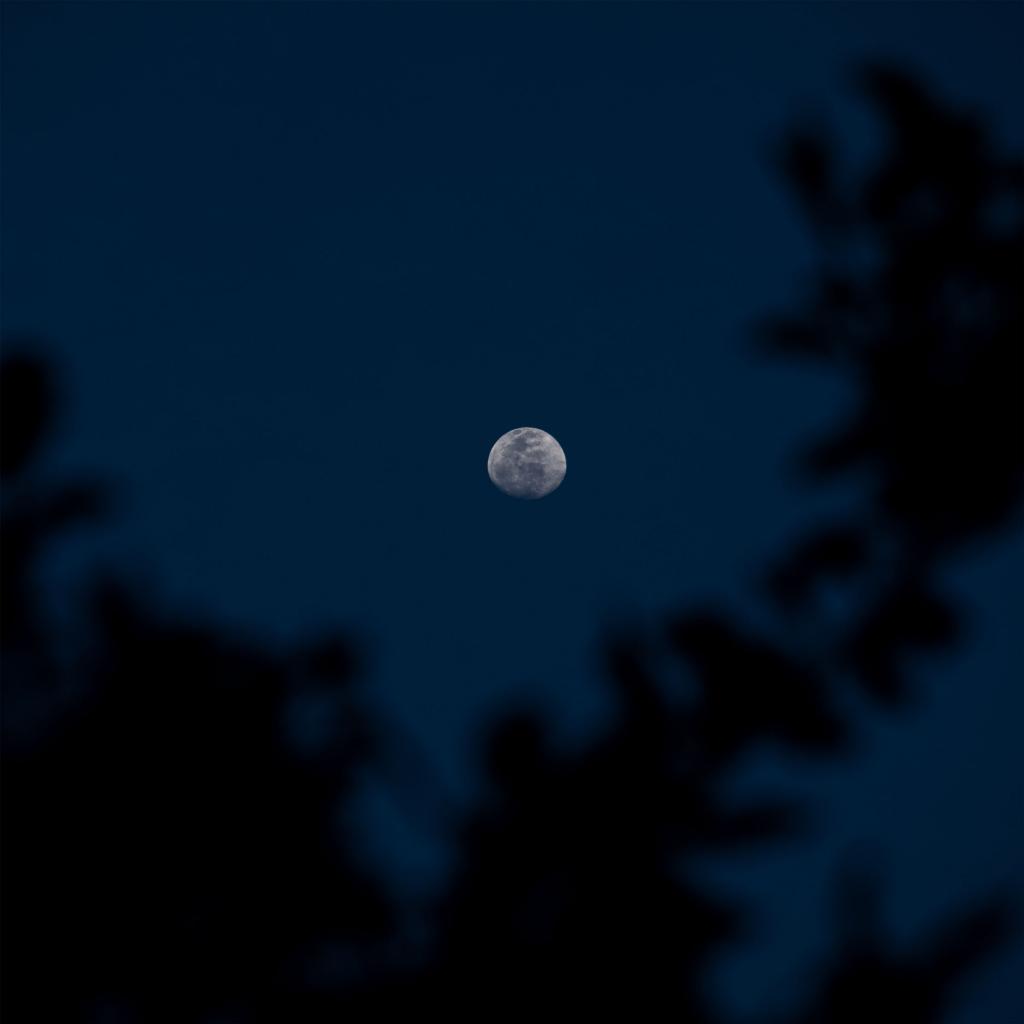 夜晚深邃天空上的月亮