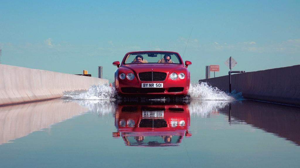 宾利汽车骑在水面上