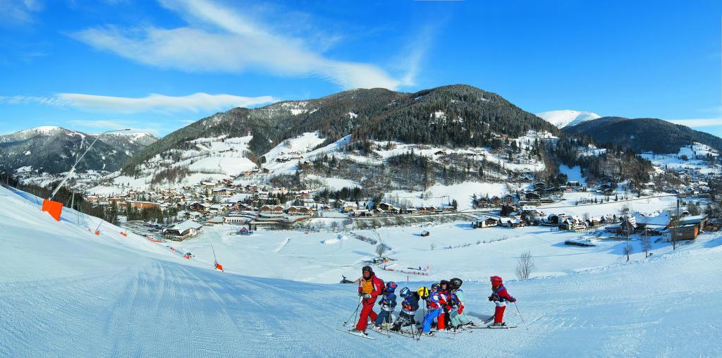 在奥地利Bad Kleinkirchheim滑雪胜地滑雪