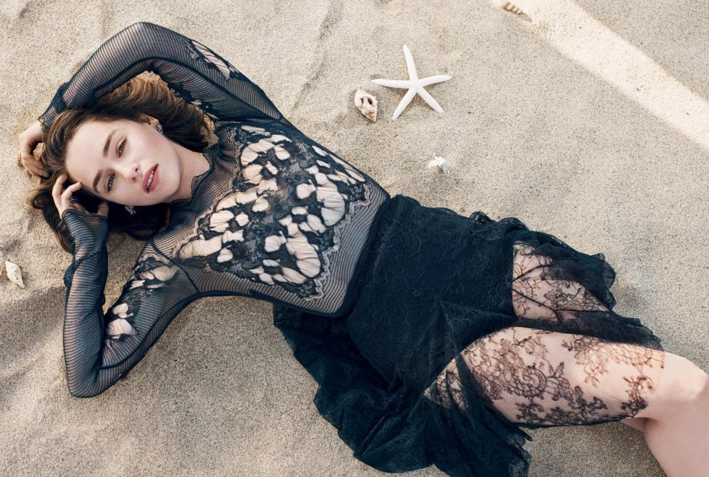 女演员黑发艾米莉亚·克拉克躺在沙滩上