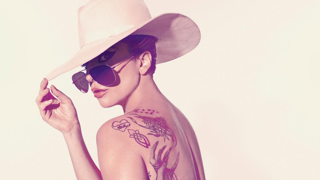 美国歌手Lady Gaga带着一顶大帽子