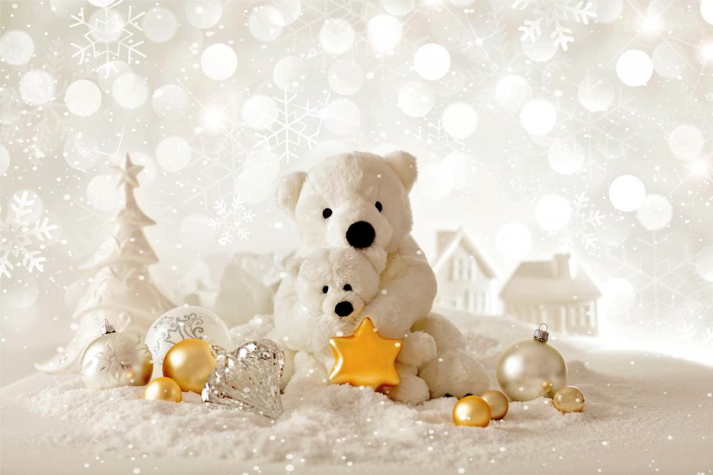 两个白色玩具熊和圣诞树装饰为新年2018年