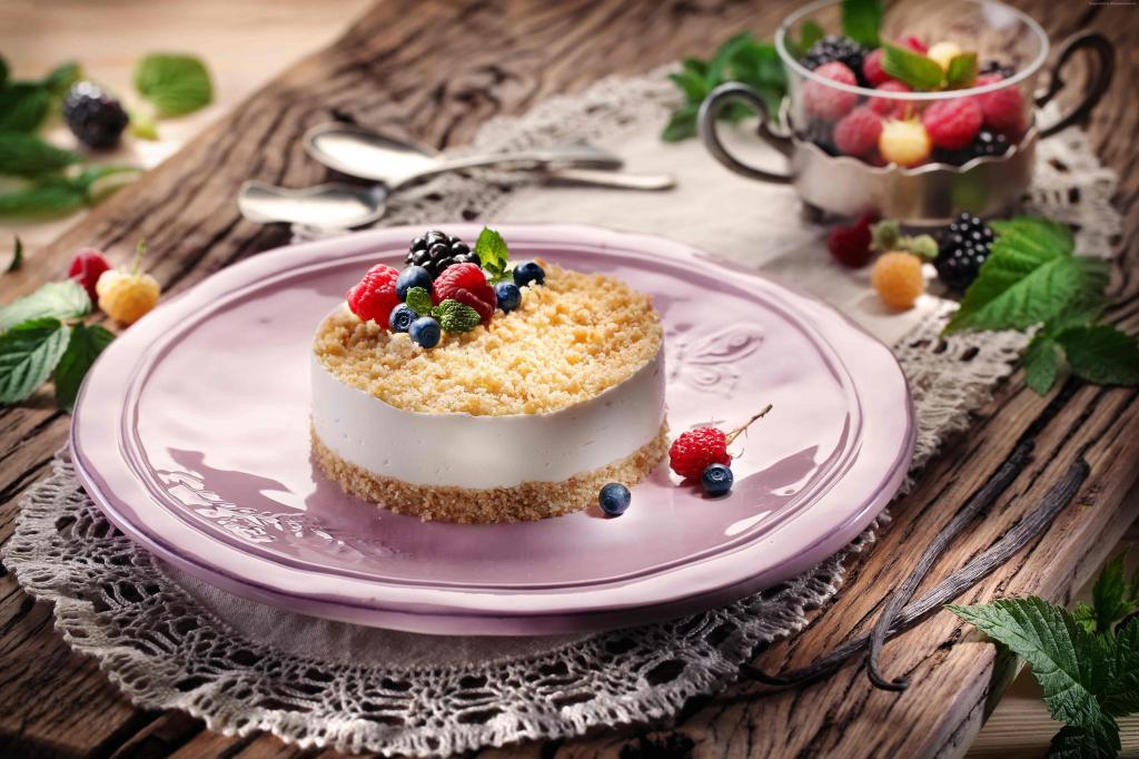 开胃芝士蛋糕与覆盆子，蓝莓和黑莓在一个大的盘子上