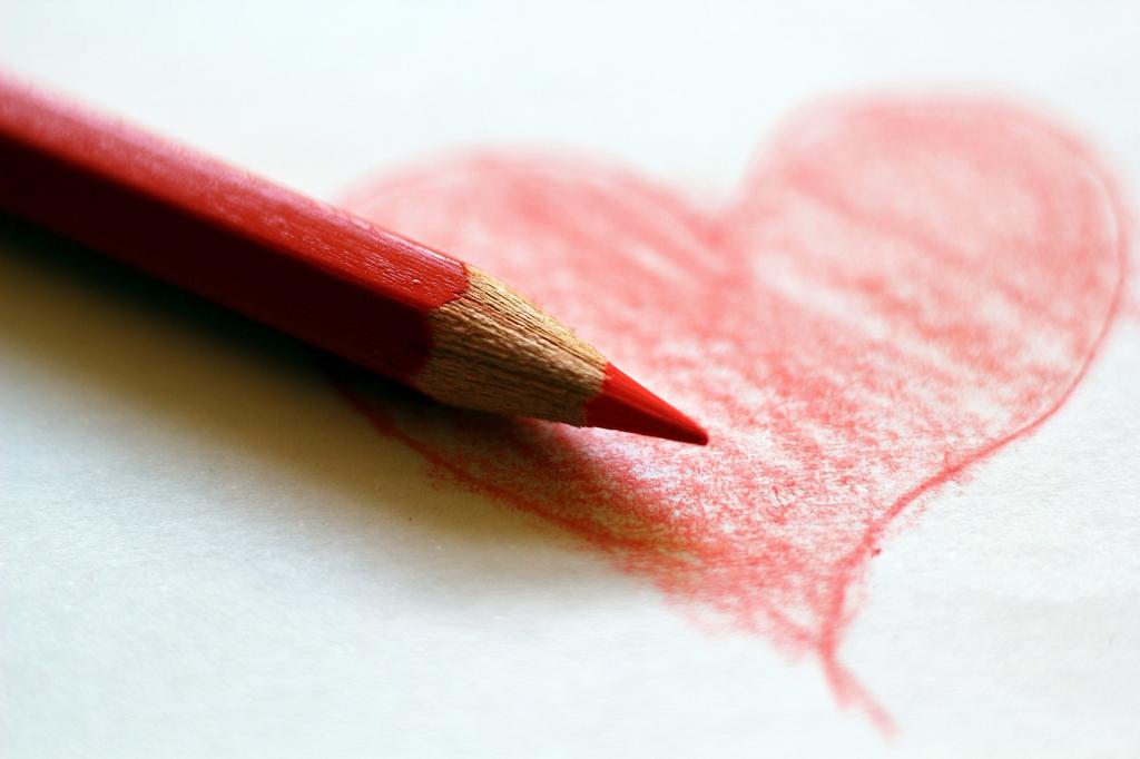 一个红色的心写在纸上