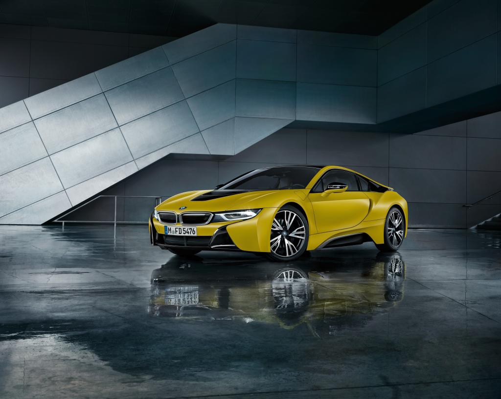 黄色电动汽车BMW i8,2017