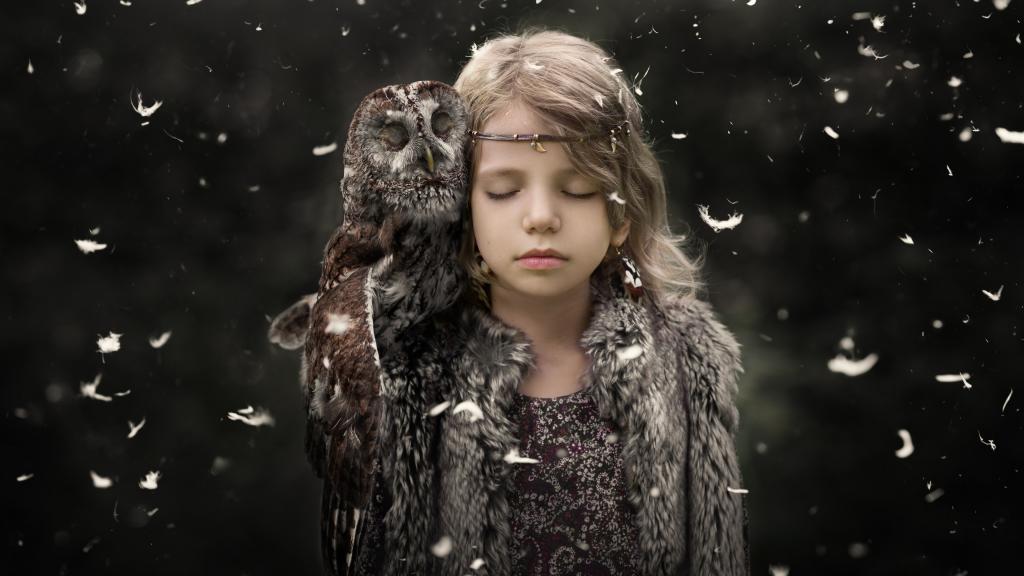 闭着眼睛的小女孩与在她的肩膀的一只猫头鹰