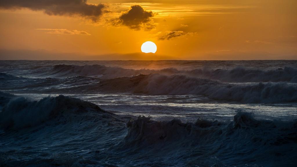 太阳落在波涛汹涌的大海中