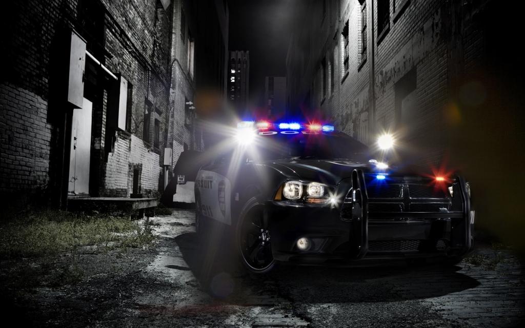 一辆警车在黑暗的小巷里