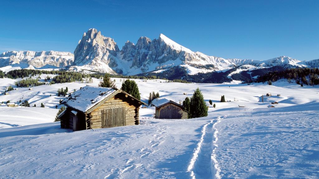 在Val加迪纳，意大利滑雪胜地的山上的房子