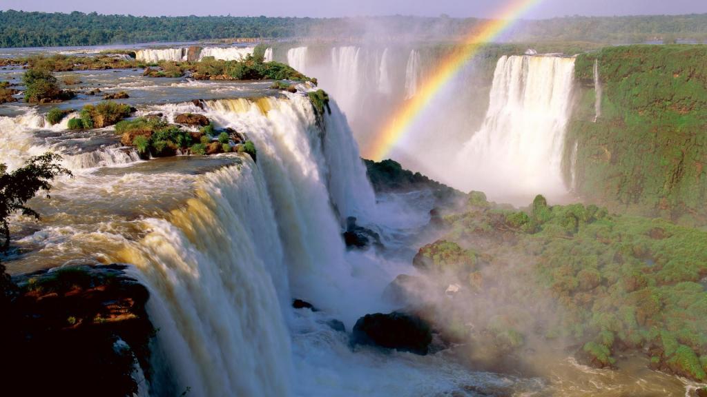 一条彩虹在阿根廷的瀑布