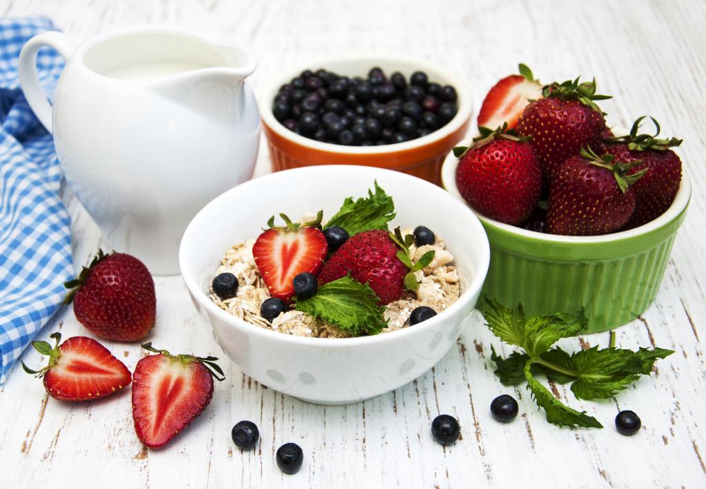 浆果的草莓和蓝莓早餐燕麦片