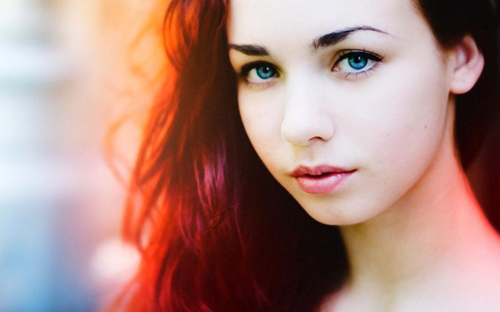 蓝眼睛的红发女孩