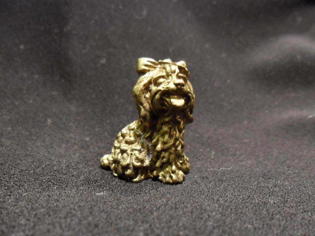一个lapdog的金黄小雕象