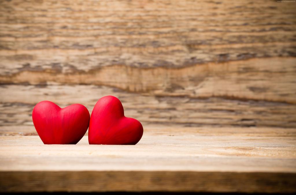 两个红色的心躺在一张木凳上