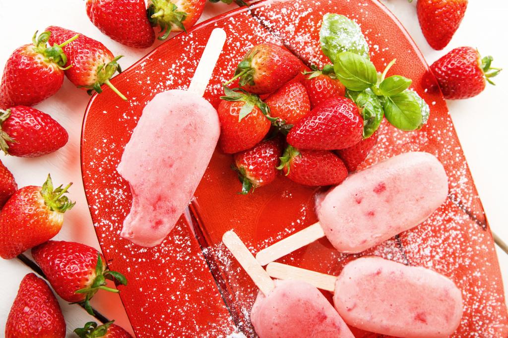美味的草莓冰淇淋与新鲜的草莓